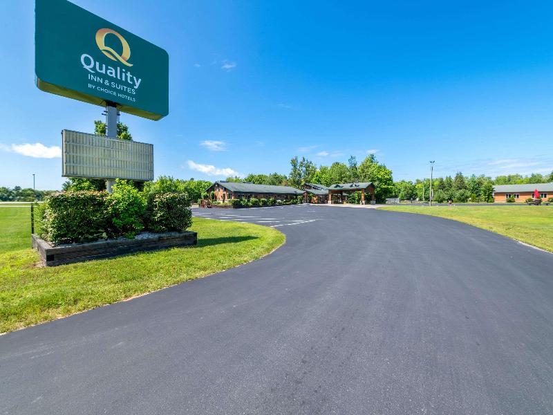 Econo Lodge  Inn & Suites Munising Area image