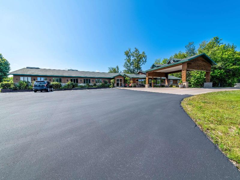 Econo Lodge  Inn & Suites Munising Area image
