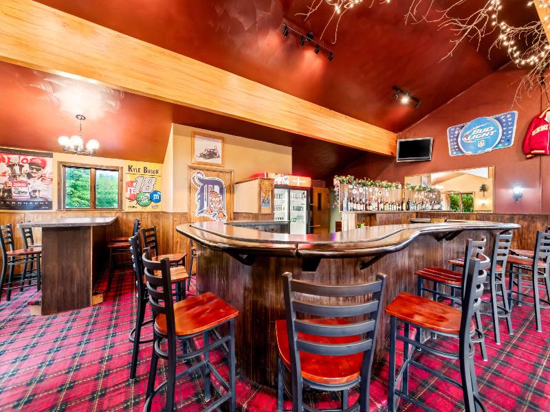 Econo Lodge  Inn & Suites Munising Area image