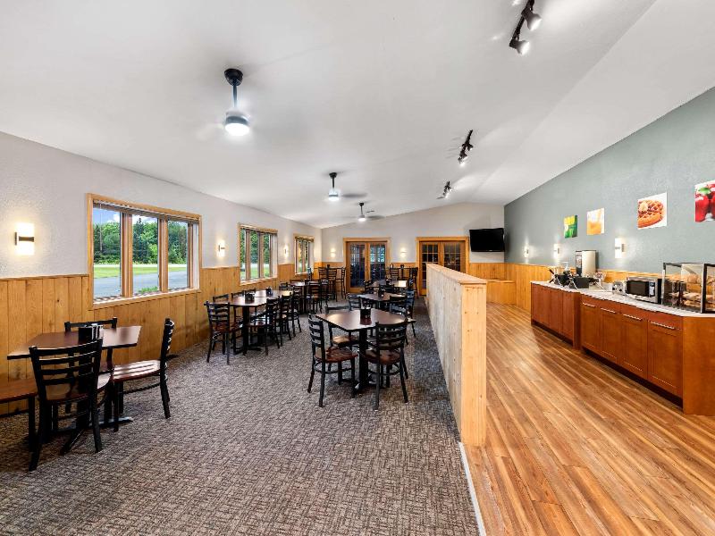 Econo Lodge  Inn & Suites Munising Area image