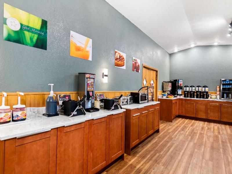 Econo Lodge  Inn & Suites Munising Area image