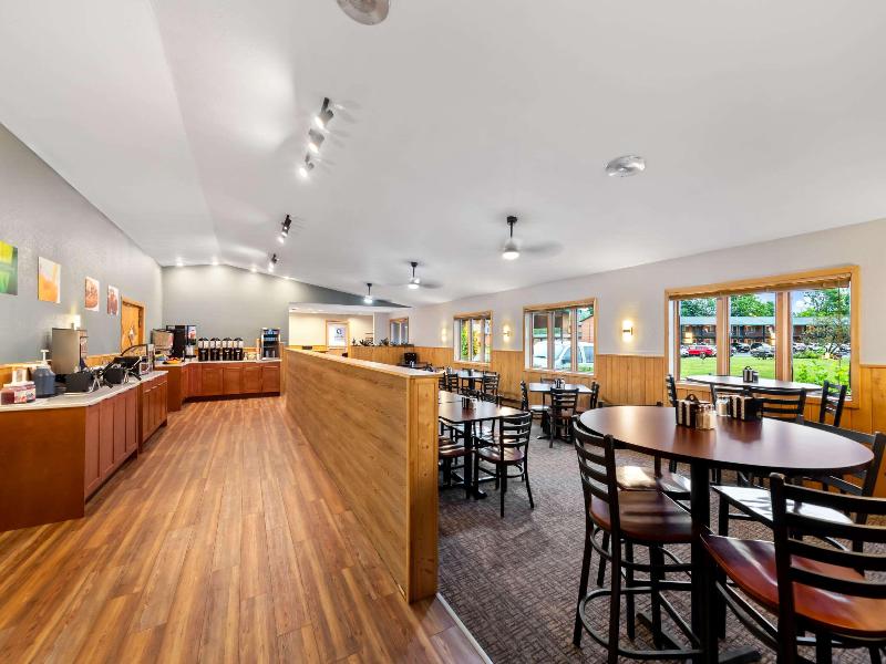 Econo Lodge  Inn & Suites Munising Area image