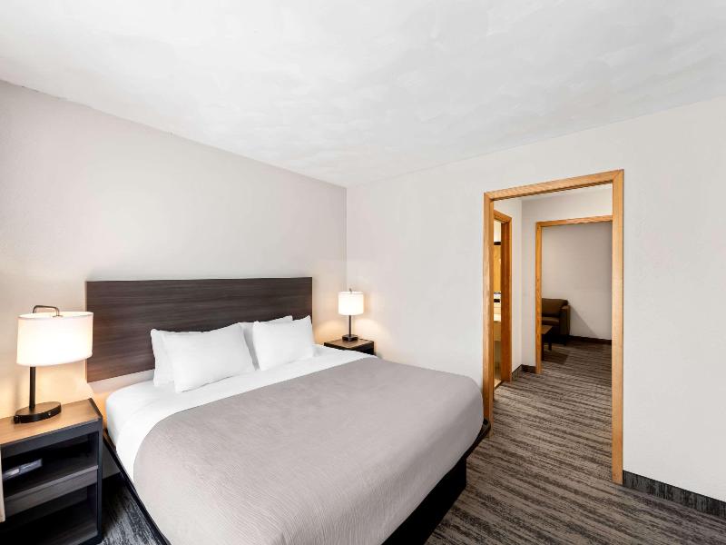 Econo Lodge  Inn & Suites Munising Area image