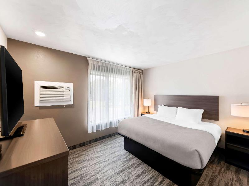 Econo Lodge  Inn & Suites Munising Area image