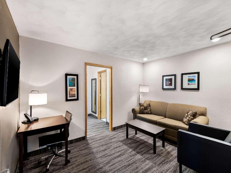 Econo Lodge  Inn & Suites Munising Area image