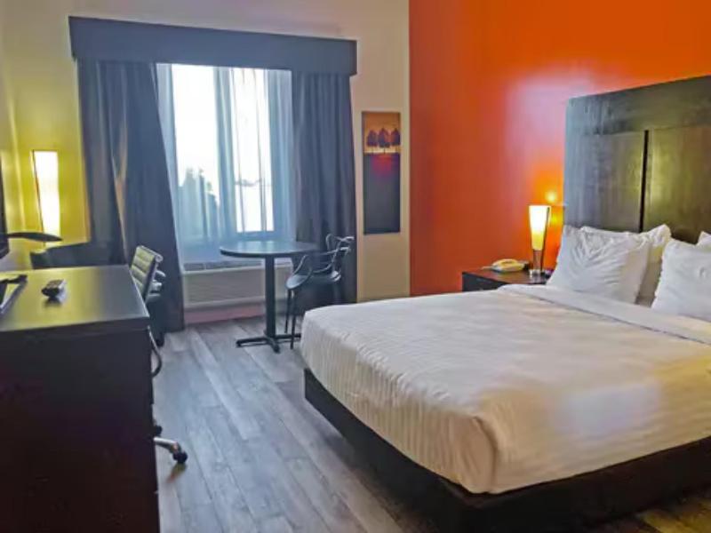 Econo Lodge Inn & Suites St Apollinaire image
