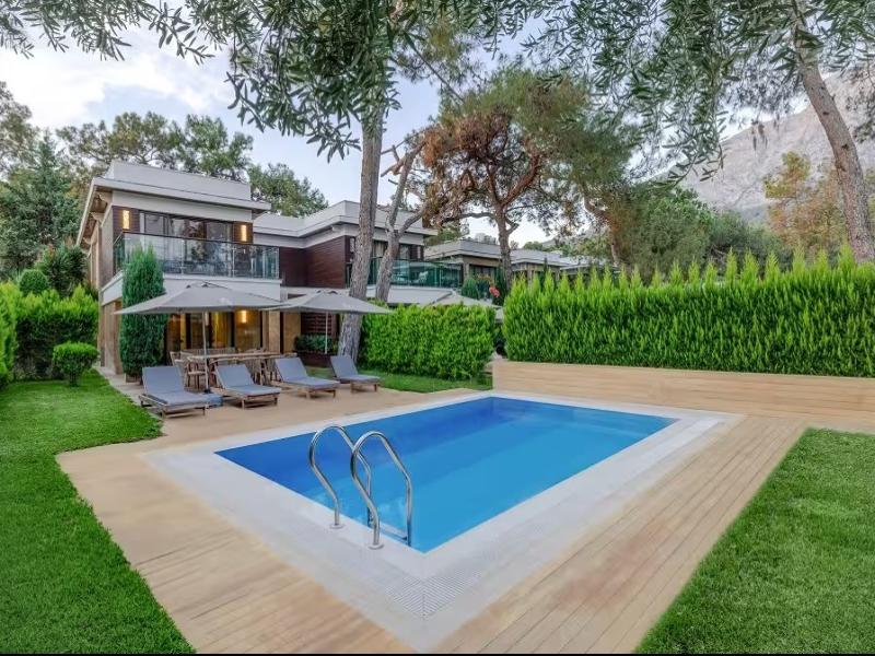 VILLA ROYAL WITH PRIVATE SWIMMING POOL