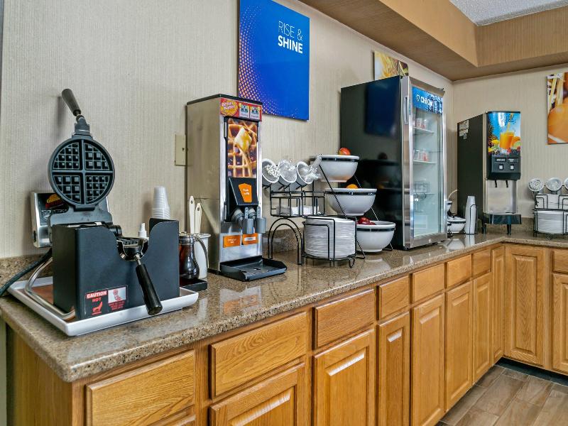 Comfort Inn Manistique image