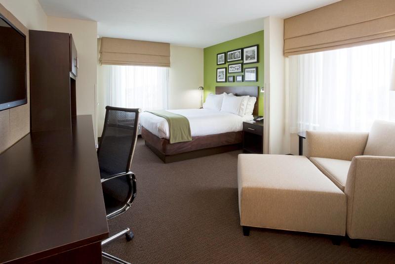 Holiday Inn Express & Suites Rogers — photo 54