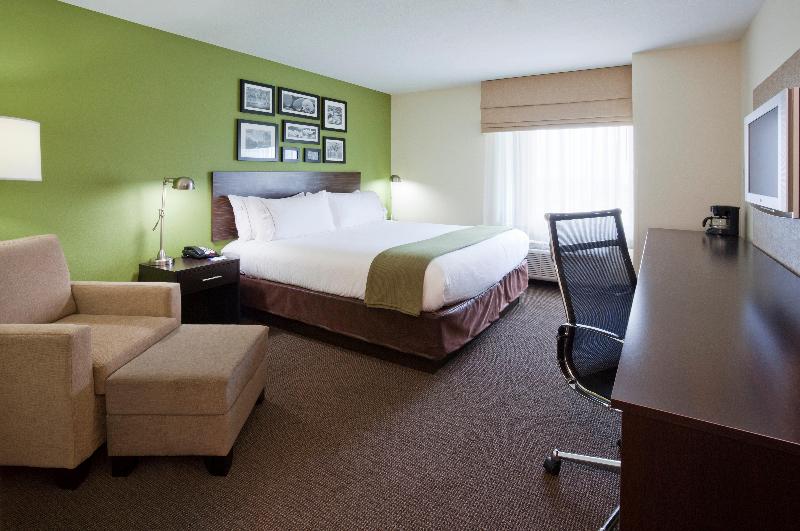 Holiday Inn Express & Suites Rogers — photo 59
