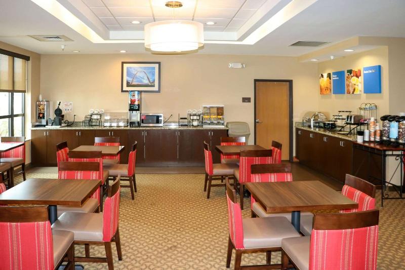 Comfort Inn & Suites Sikeston I-55 image