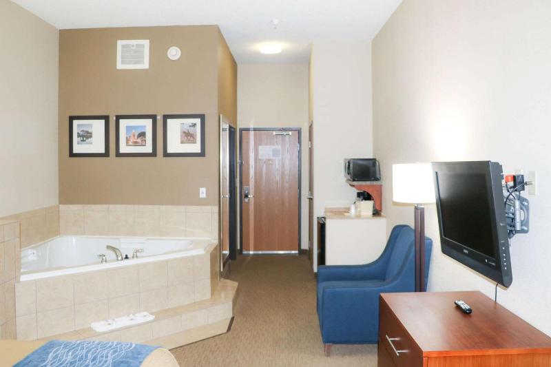 Comfort Inn & Suites Sikeston I-55 image