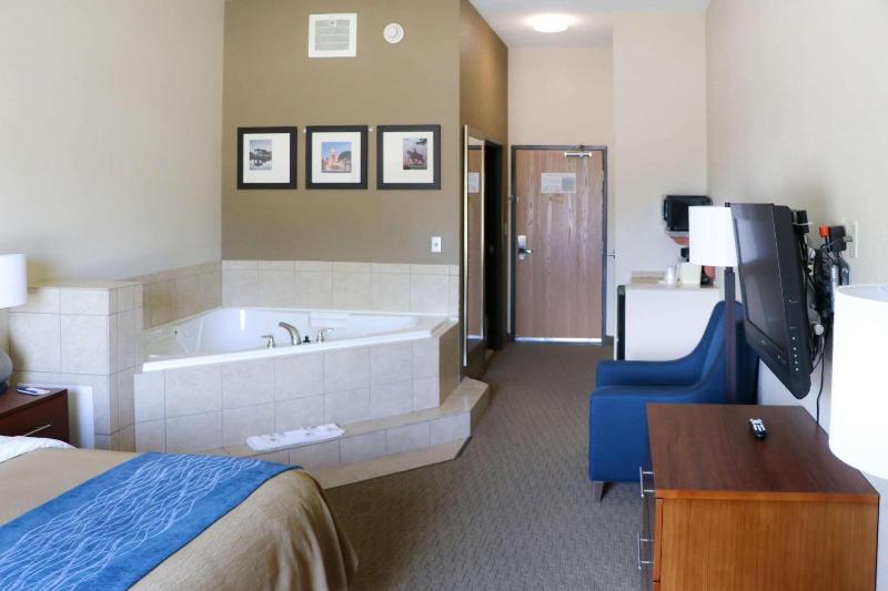 Comfort Inn & Suites Sikeston I-55 image