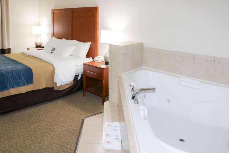 Comfort Inn & Suites Sikeston I-55 image