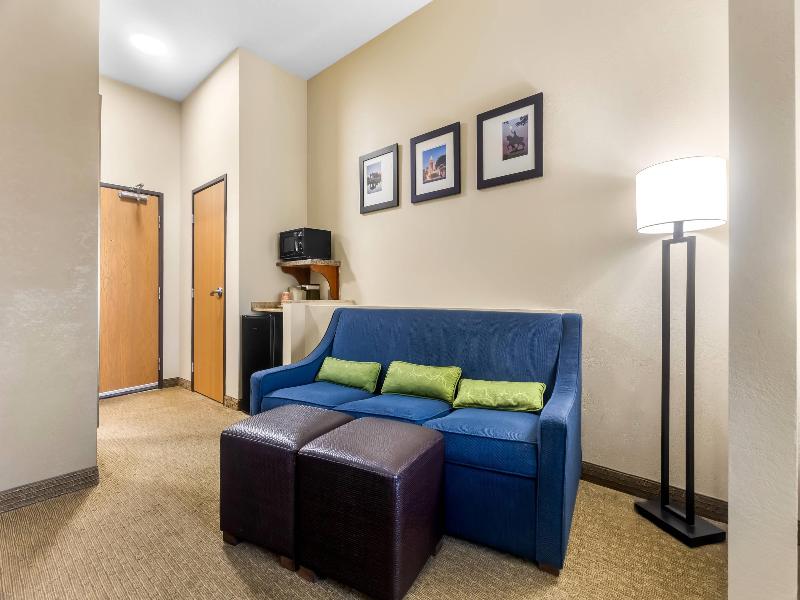 Comfort Inn & Suites Sikeston I-55 image