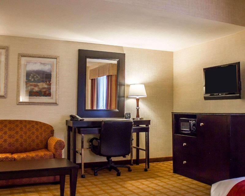 Comfort Suites Edinboro image