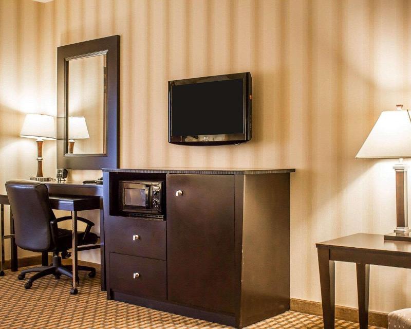 Comfort Suites Edinboro image