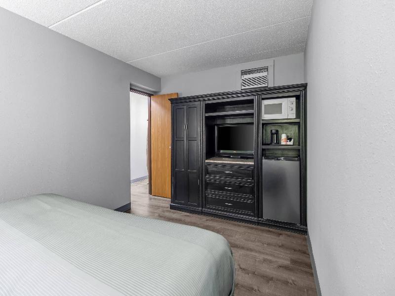 Quality Inn & Suites Gibsonia - Pittsburgh North image