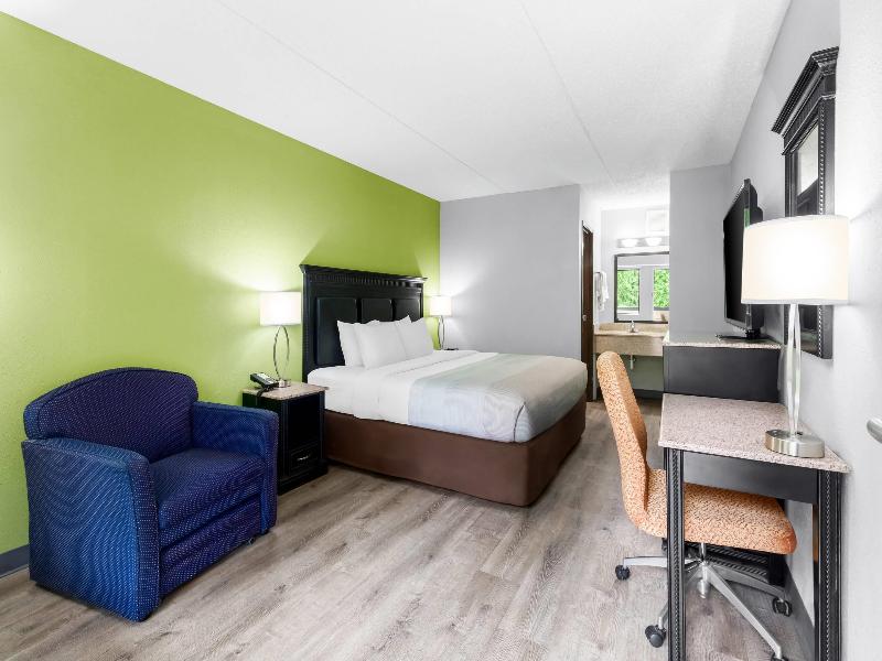 Quality Inn & Suites Gibsonia - Pittsburgh North image