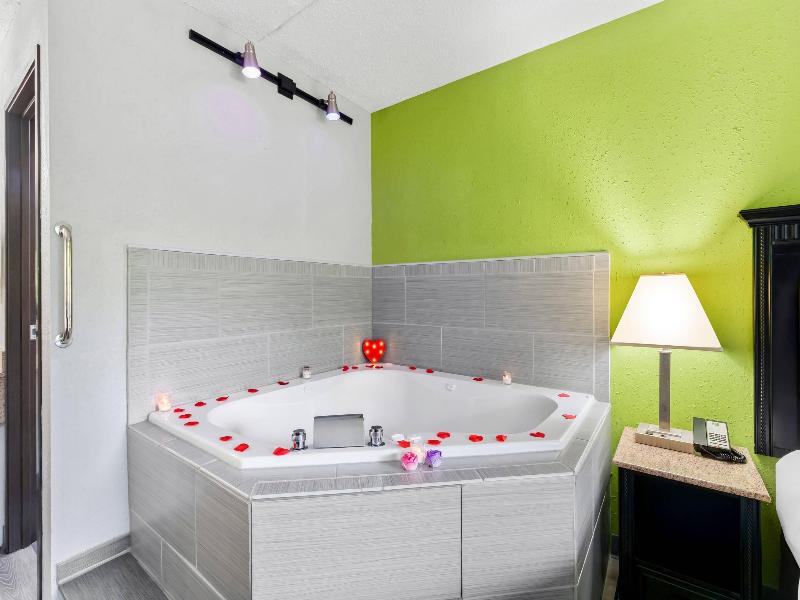 Quality Inn & Suites Gibsonia - Pittsburgh North image