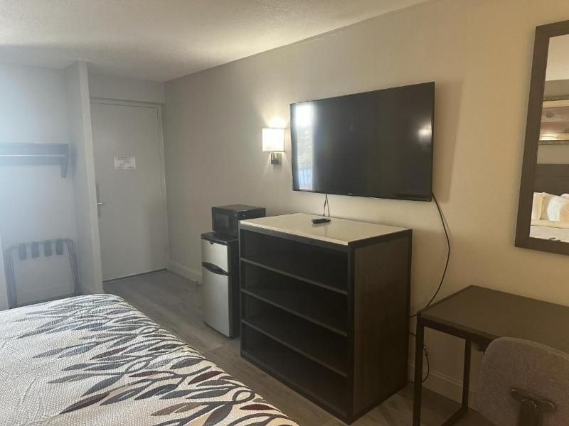Red Roof Inn Media image