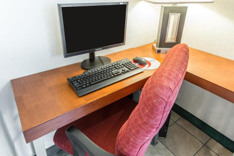 Econo Lodge New Stanton image