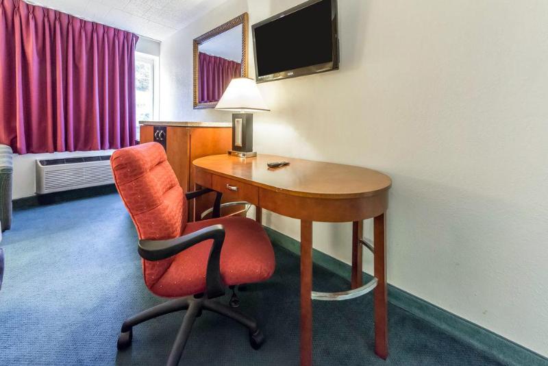Econo Lodge New Stanton image