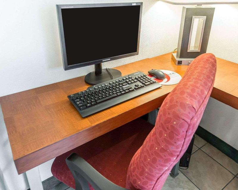 Econo Lodge New Stanton image