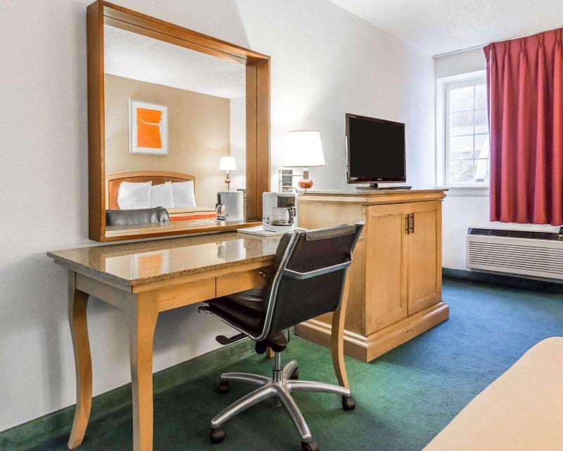 Econo Lodge New Stanton image
