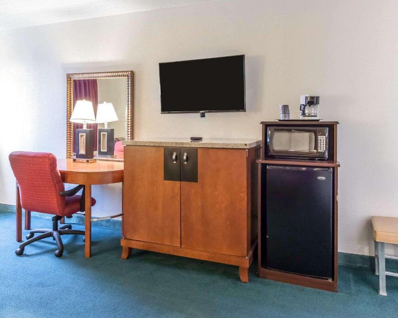 Econo Lodge New Stanton image