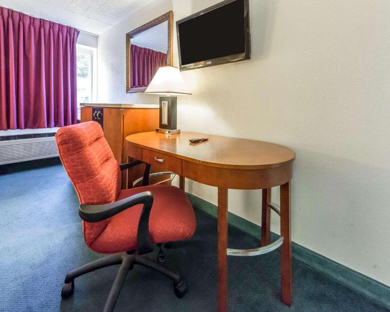 Econo Lodge New Stanton image