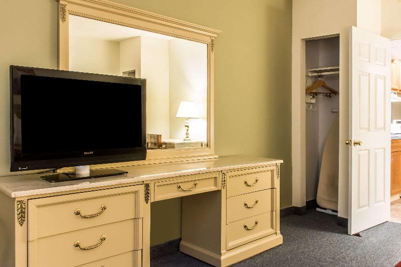 Econo Lodge Inn & Suites image