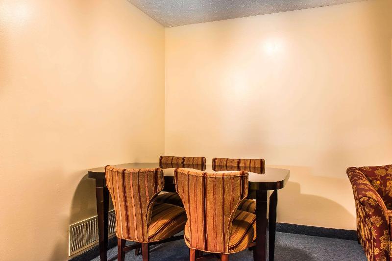 Econo Lodge Inn & Suites image