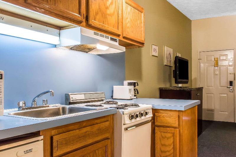 Econo Lodge Inn & Suites image