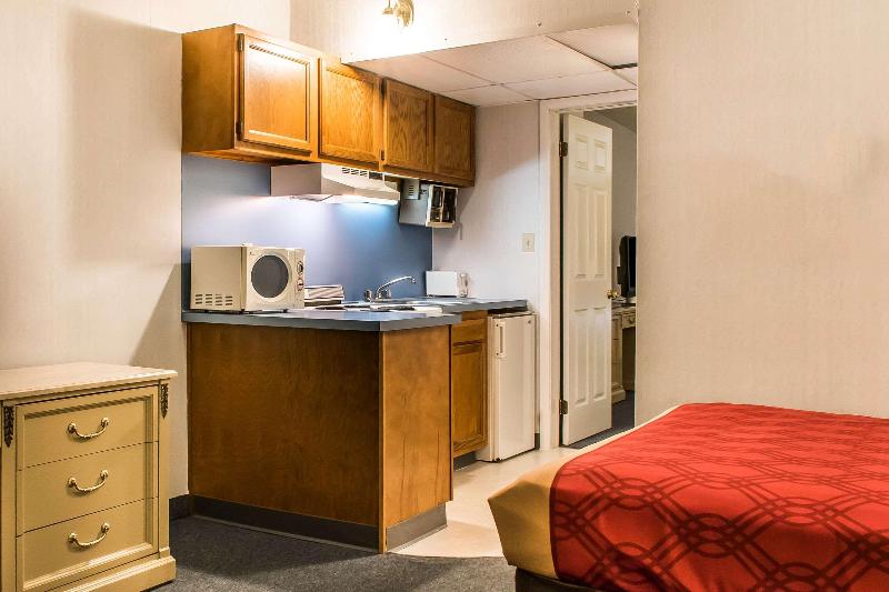 Econo Lodge Inn & Suites image