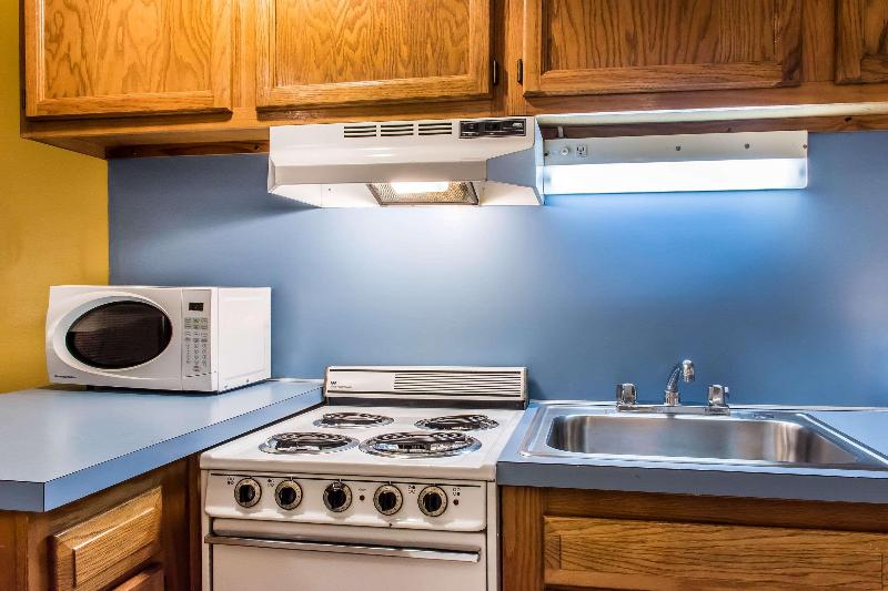 Econo Lodge Inn & Suites image