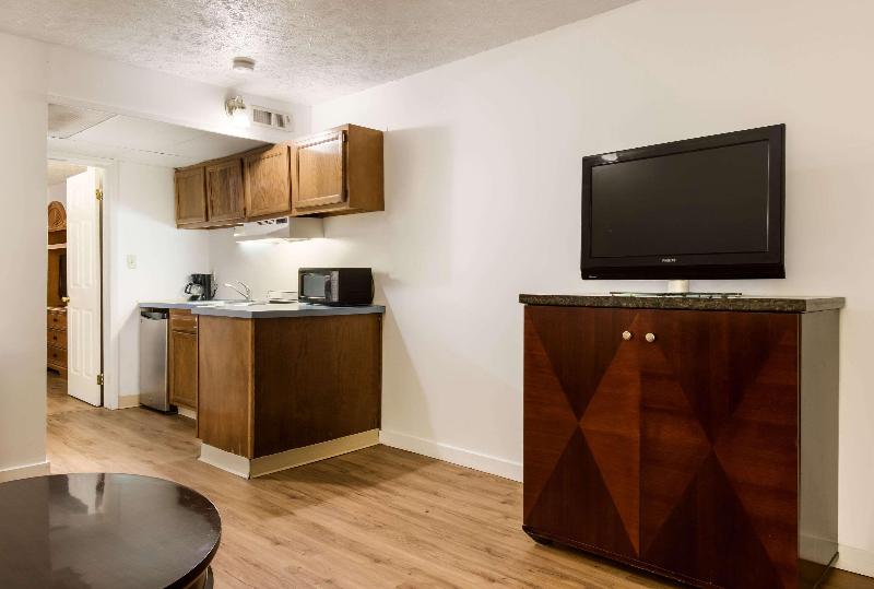 Econo Lodge Inn & Suites image
