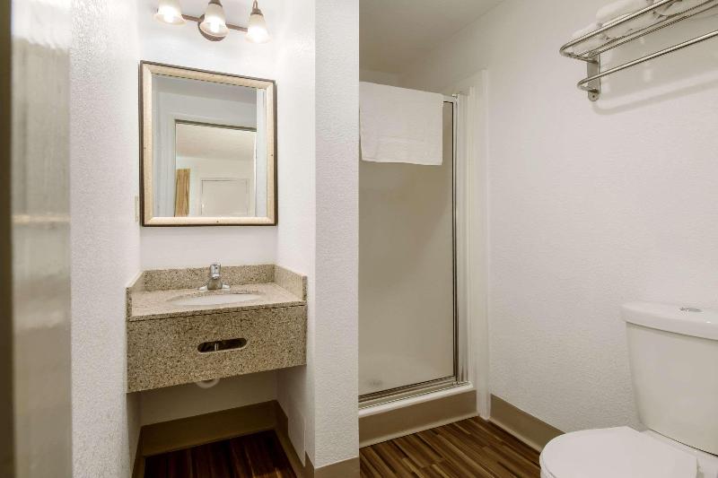 Econo Lodge Inn & Suites image