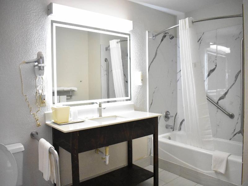 Quality Inn Manning I-95 image