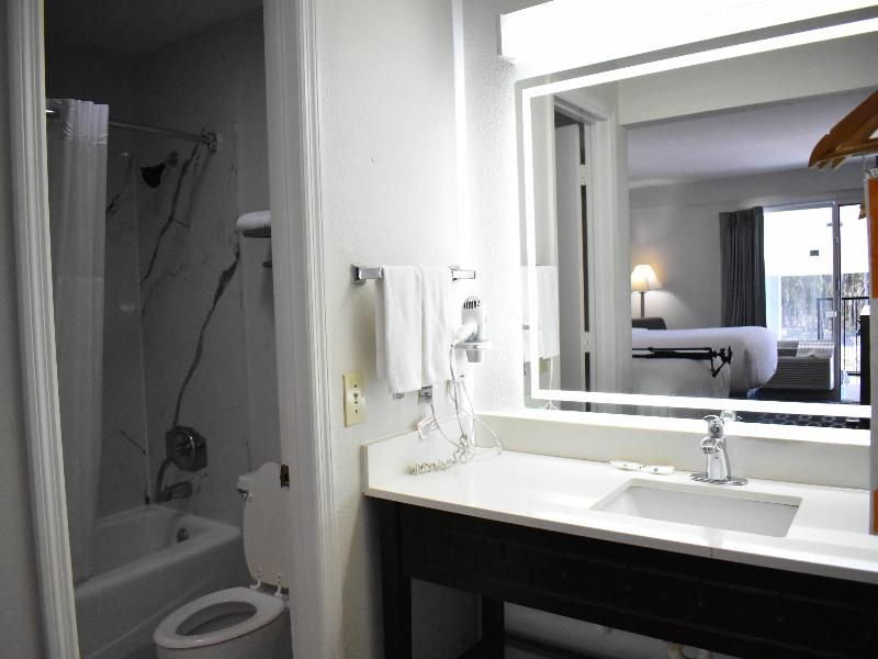 Quality Inn Manning I-95 image