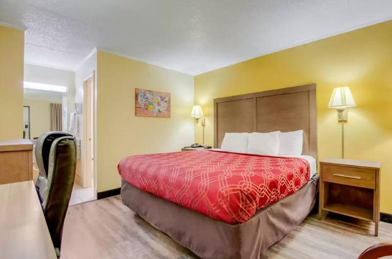 Econo Lodge Lenoir City image