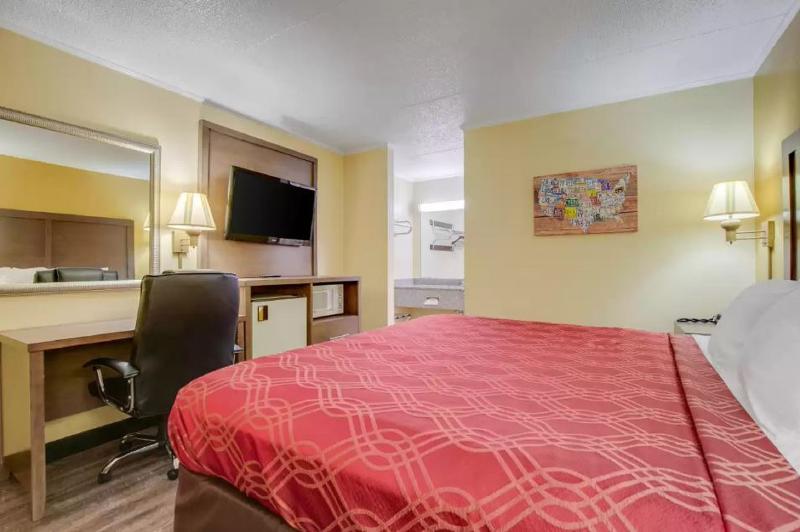 Econo Lodge Lenoir City image
