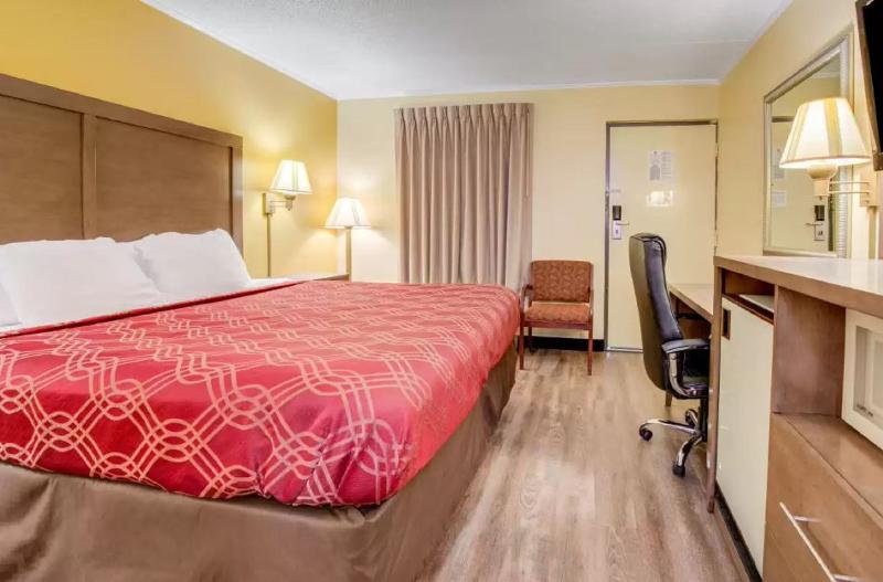 Econo Lodge Lenoir City image