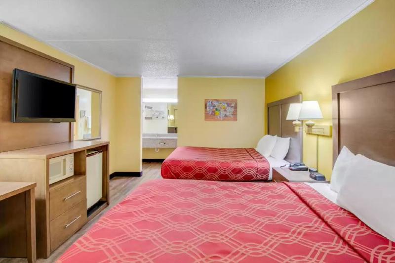 Econo Lodge Lenoir City image