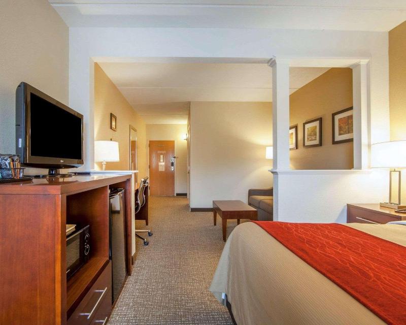 Comfort Inn At Royal Blue image