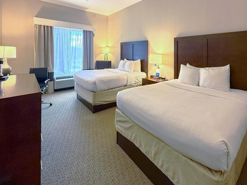 DOUBLE TWO QUEEN BEDS NON SMOKING — photo 4