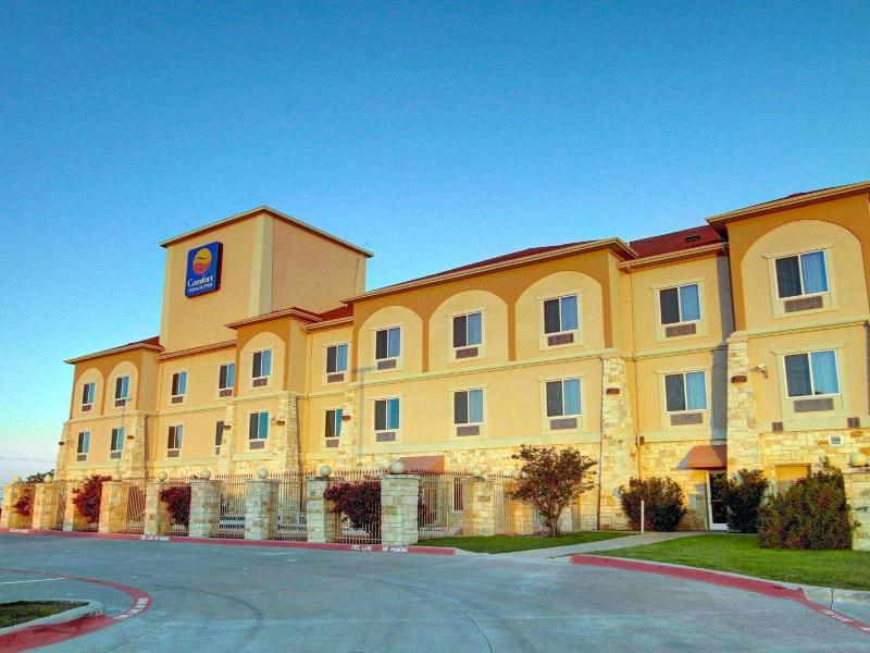 Comfort Inn & Suites Alvarado image