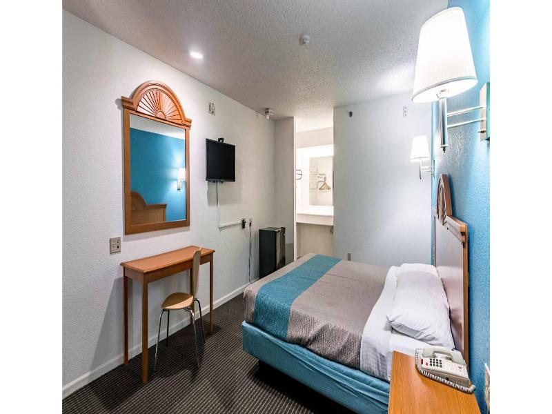 Motel 6 Azle, Tx image