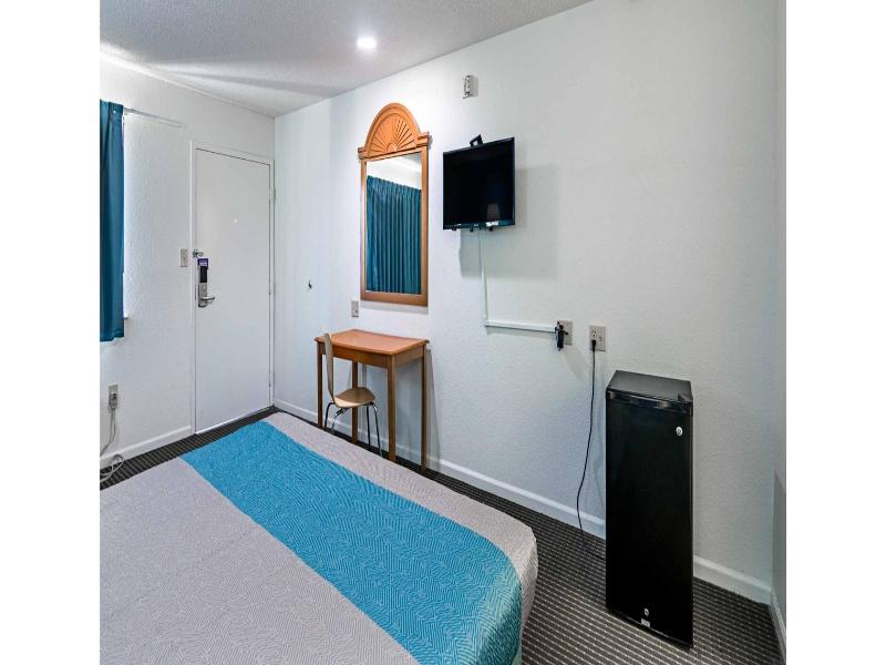 Motel 6 Azle, Tx image
