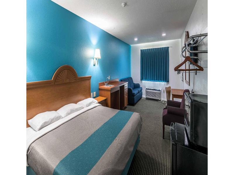 Motel 6 Azle, Tx image